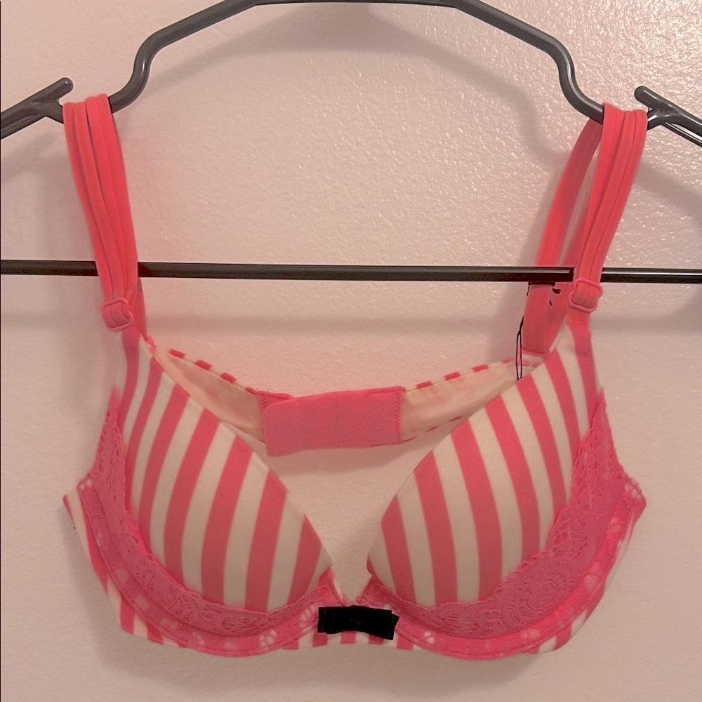 👙 NWT Victoria's Secret👙 Pink and White Striped Bra